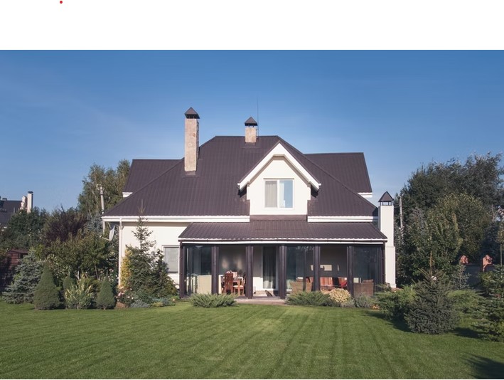 A beautiful home with a healthy green lawn professionally maintained by Papio SNL